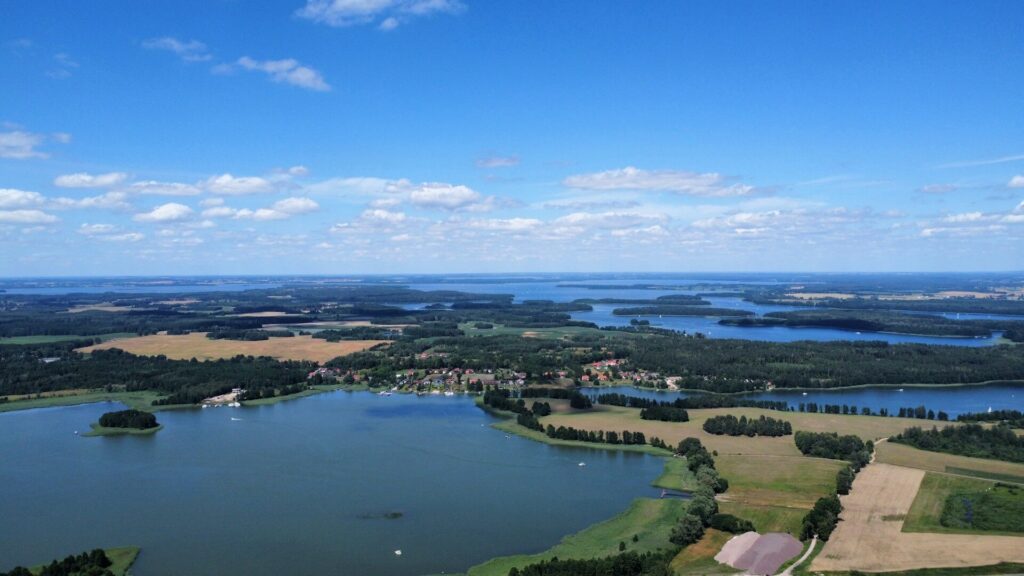 jeziora na mazurach z plażą