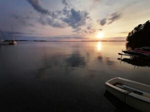 jezioro z plażą na mazurach